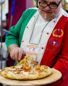 Mario Tacconi mostra sua pizza preparada durante a palestra Como extrair o melhor dos produtos para fazer uma pizza de excelente qualidade?