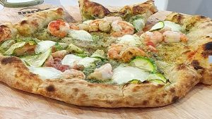Sugestão de sabores de pizza contemporânea: Pesto, camarão, queijo e abobrinha 