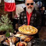 Chef gino apresenta uma pizza e rock'n'roll