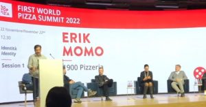 Erik Momo falando no Primeiro Encontro Mundial de Pizzarias