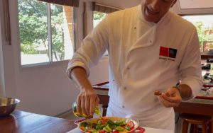 Chef Giuseppe preparando os pimentões gratinados no Forno