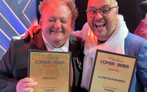 Diego Sacilotto e Chef Jacquin com as placas de ganhadores do Prêmio Veja Comer & Beber 2023